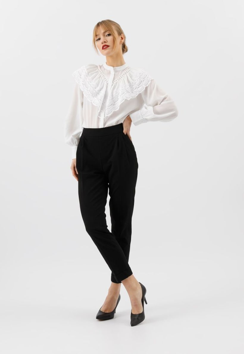 stylizacja damska na rozmowę o pracę - biała koszula i czarne spodnie